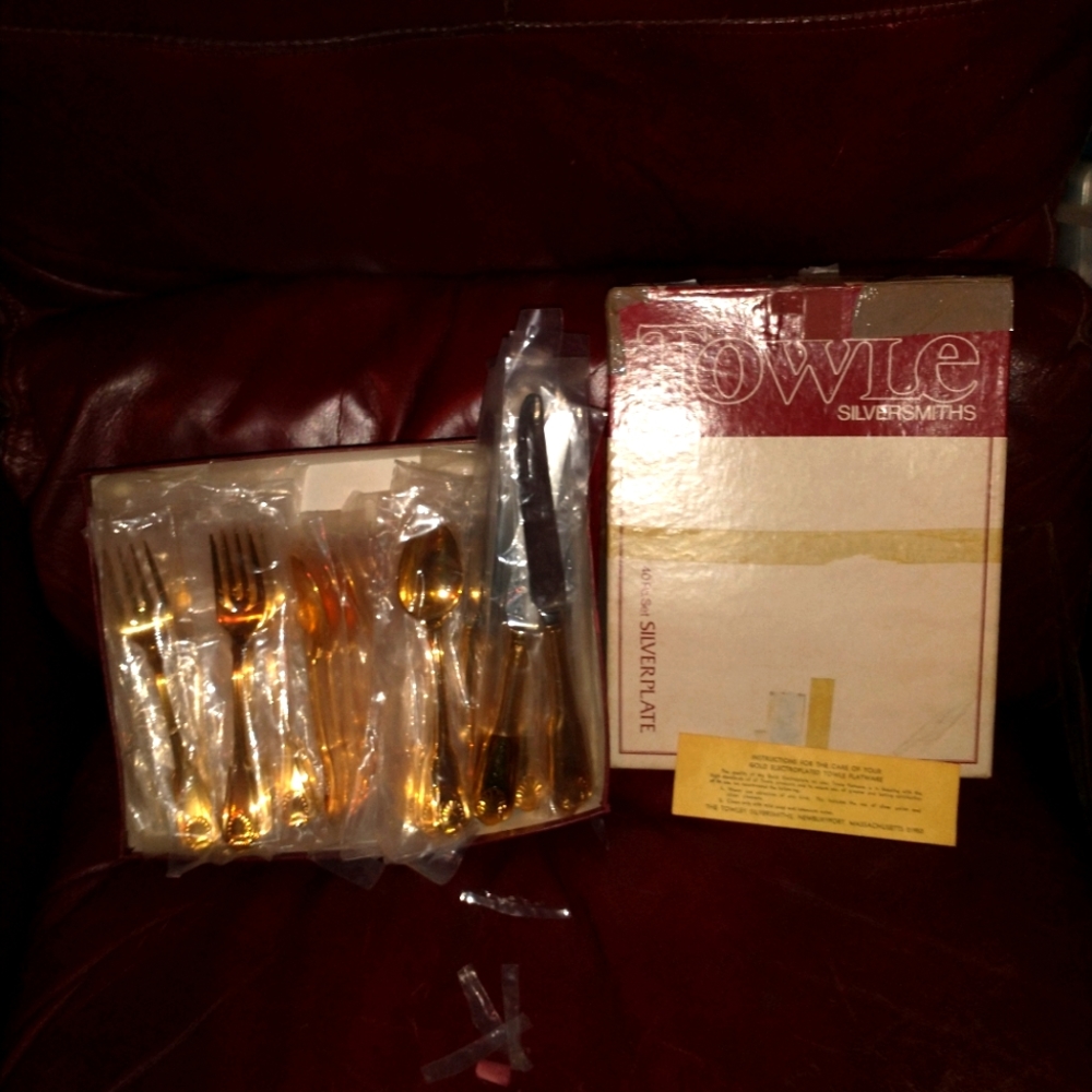 Towel Silversmiths 40 pc 8 serving electroplated gold flatware